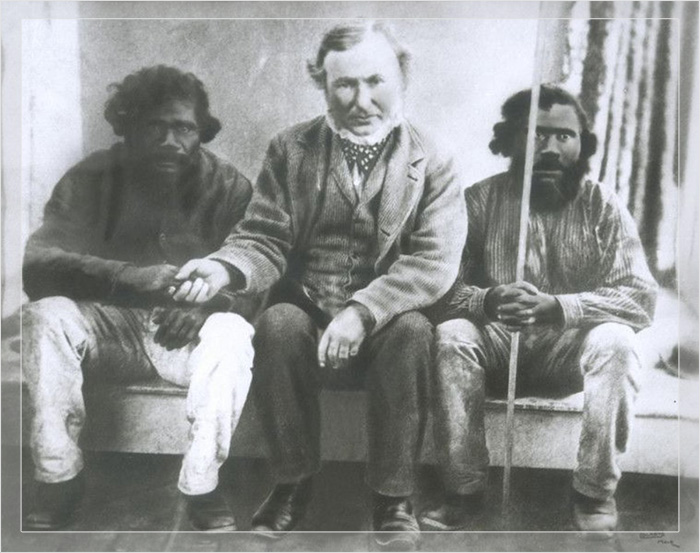 Ангус Макмиллан с двумя австралийскими аборигенами.
