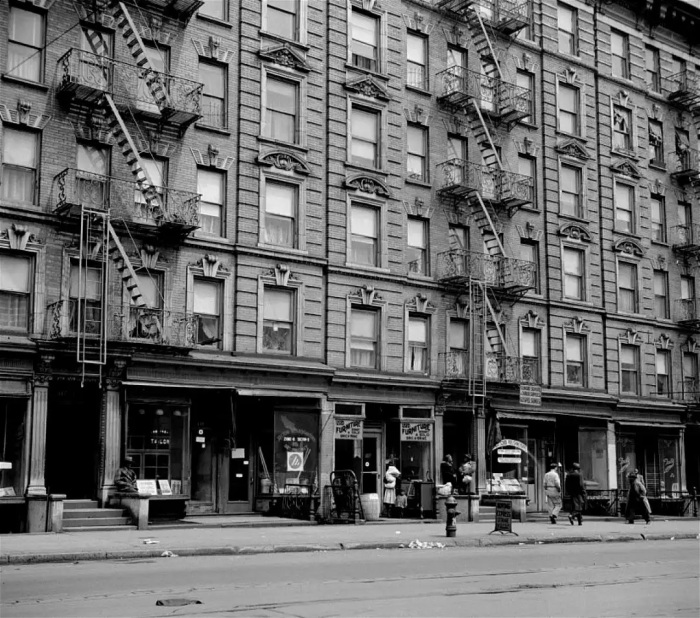Многоквартирный дом в районе Гарлем в Нью-Йорке, 1943 год. Фото: bing.com.