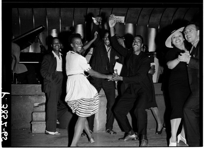 Танцоры в бальном зале Savoy во времена Гарлемского ренессанса 1920-х годов. Фото: cdn.urar.org.