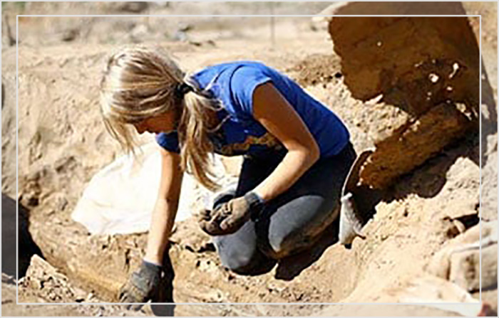 Археологи исследуют колодец желаний, найденный недавно в городе Гермеринге, Германия.