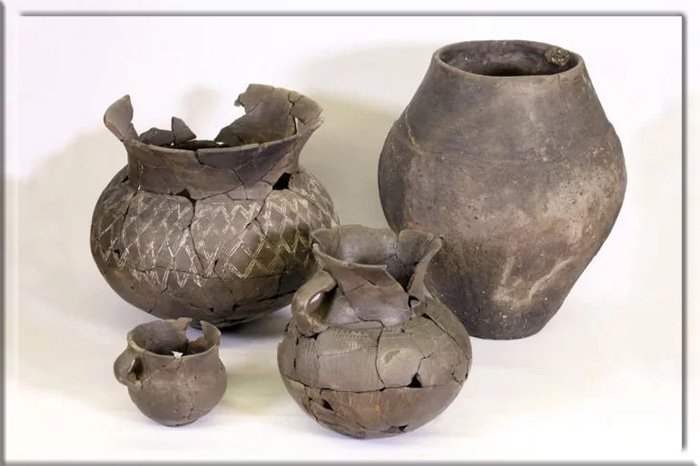 Средневековая керамика, найденная в колодце.