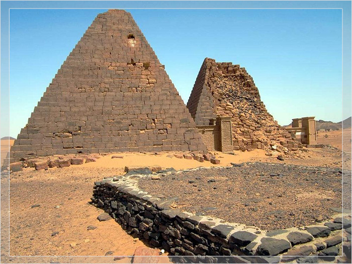 Из-за относительно небольшого основания, углы пирамид довольно крутые.
