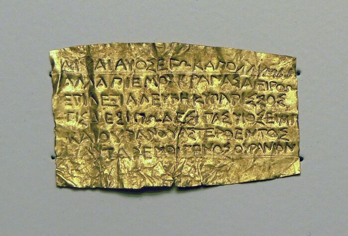 Золотой лист с орфической молитвой, найденный в неизвестном месте, содержался в бронзовой погребальной урне, четвёртый век до н.э. Фото: i.pinimg.com.