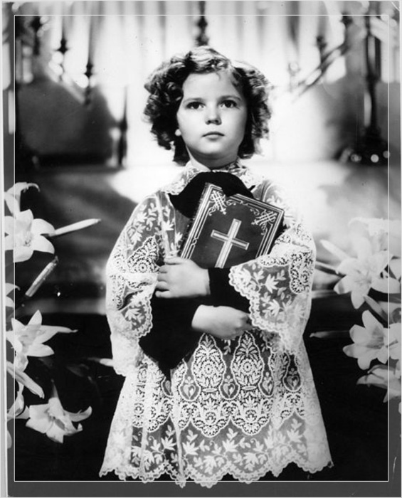 Ширли Темпл держит Библию, фотография 1937 года.