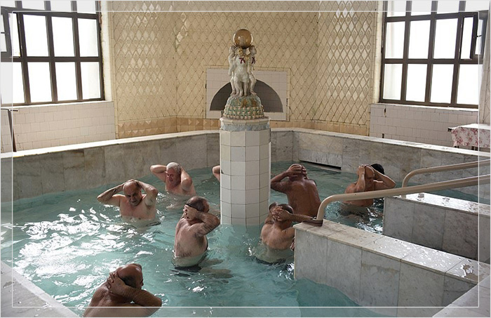 Отдыхающие в ваннах с минеральной водой в санатории в Цхалтубо.