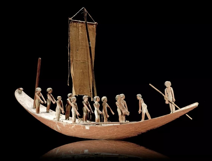 Модель лодки и фигурки, Древний Египет, XXII-XVIII века до нашей эры. Фото: gazette-eu-west2.azureedge.net.