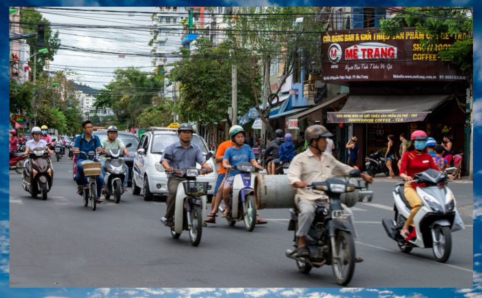 Во Вьетнаме переходят дорогу без светофоров и зебр.