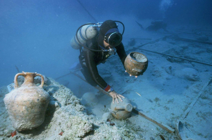 Во время исследования морского дна в Пейнс-Крик ученые обнаружили остатки сооружений, огромное количество глиняных горшков и несколько соломенных жилищ