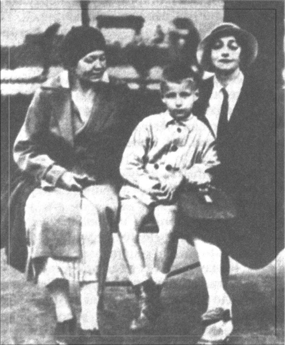 Елена Сергеевна с сыном и няней.
