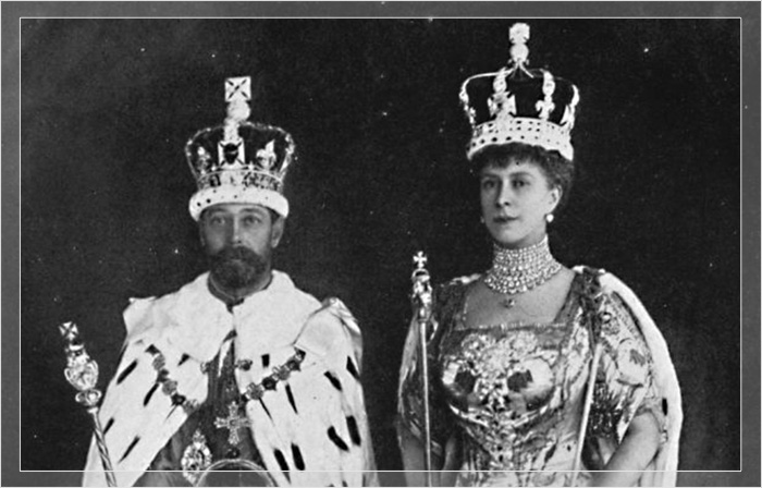 Король Георг V и королева Мария после коронации в 1911 году. Королева Мария в короне королевы Марии, которую Камилла наденет на коронации короля Карла III.
