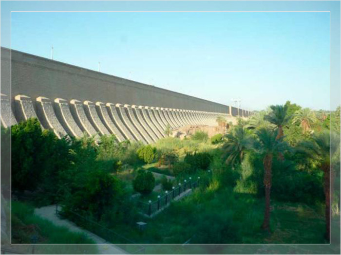 Низкая Асуанская плотина в оазисе Фаюм помогла этому району остаться райским садом Египта.