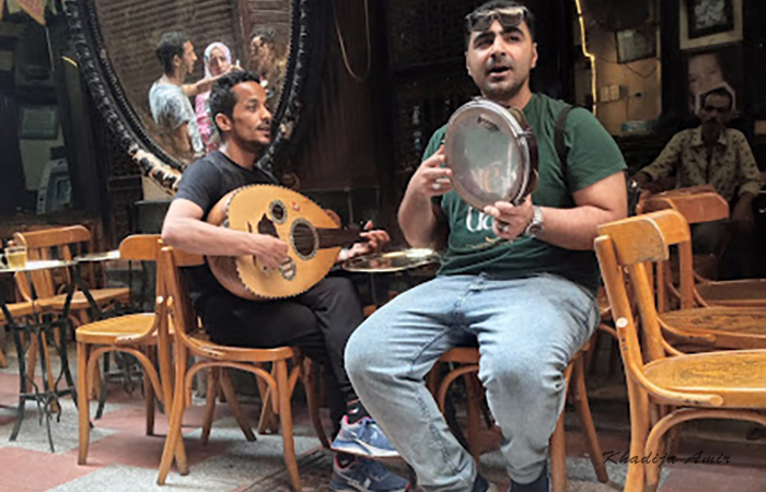Уличные музыканты обязательно спойт вам что-нибудь про египетскую любовь.