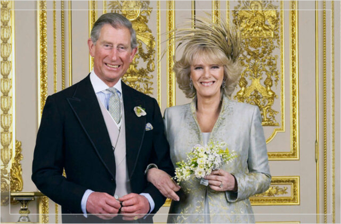 Официальная фотография короля Чарльза и его новой жены Камиллы в Белой гостиной в Виндзорском замке после их свадебной церемонии, 9 апреля 2005 года.