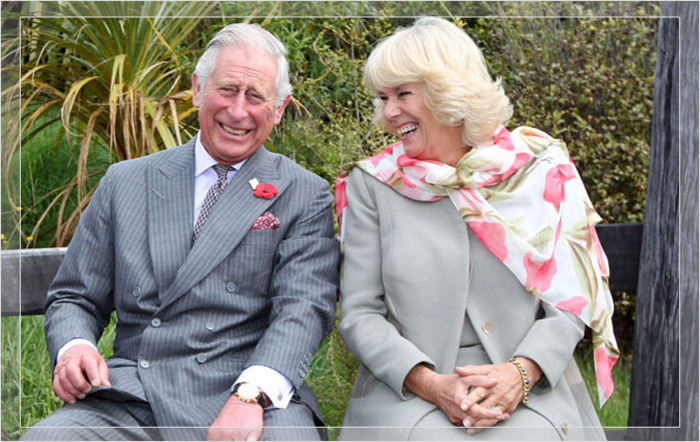 Король Чарльз и Камилла, королева-консорт смеются над тем, что какой-то шмель уж очень полюбил Чарльза во время их визита в экозаповедник Орокони в Новой Зеландии, 5 ноября 2015 года.