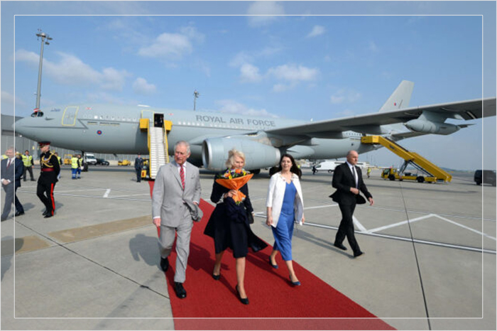 Король Чарльз и Камилла, королева-консорт, садятся в самолет RAF Voyager в аэропорту Вены, 5 апреля 2017 года.