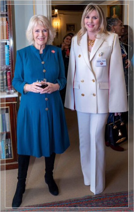 Камилла, королева-консорт и Эмеральд Феннелл, сыгравшая герцогиню в телесериале «Корона», во время приёма по случаю Международного женского дня в Кларенс-Хаусе, 8 марта 2022 года.