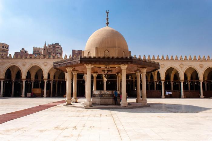 Внутренний двор мечети Амра ибн аль-Аса.