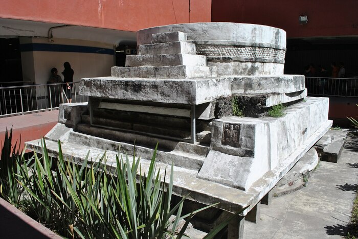 Мексиканская пирамида Эхекатля на станции метро Мехико. Фото: google.com.