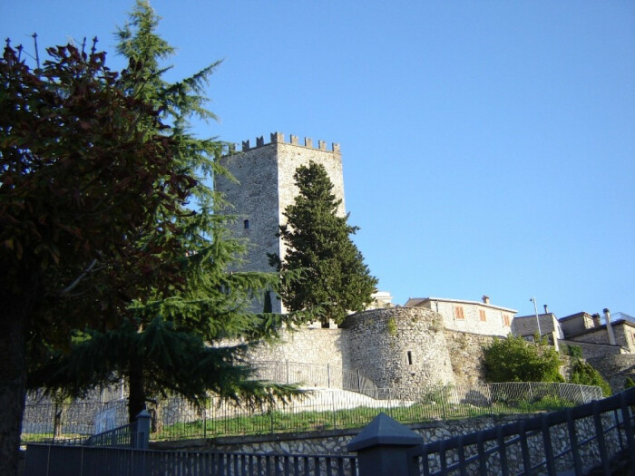 Замок Монте-Сан-Джованни — средневековая крепость в Монте-Сан-Джованни-Кампано, Лацио, центральная Италия, построенная в одиннадцатом веке. Фото: api.viaggiart.com.