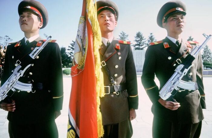 Северокорейские солдаты стоят на страже перед Музеем мучеников в октябре 1991 года в Пхеньяне. Фото: twitter.com.