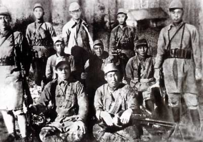 Ким Ир Сен (задний ряд, в центре) с бойцами своего отряда. Фото: bing.com.