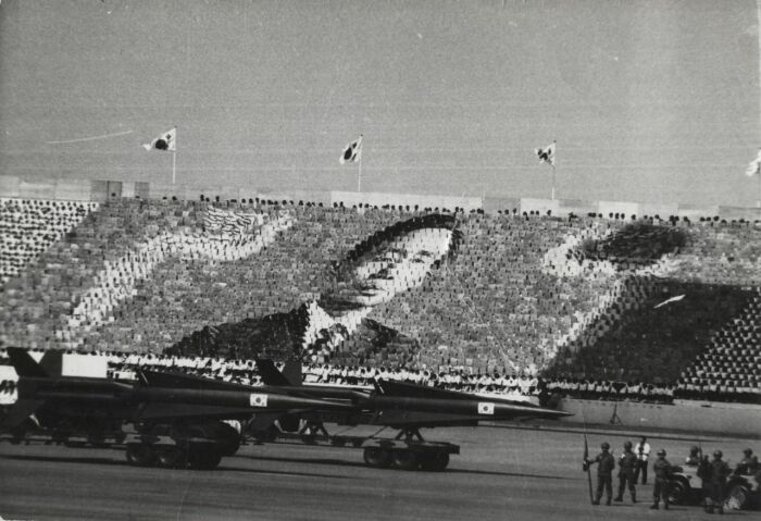 Военный парад южнокорейской армии с гигантским портретом Пак Чон Хи на заднем плане. Фото: wikipedia.org.