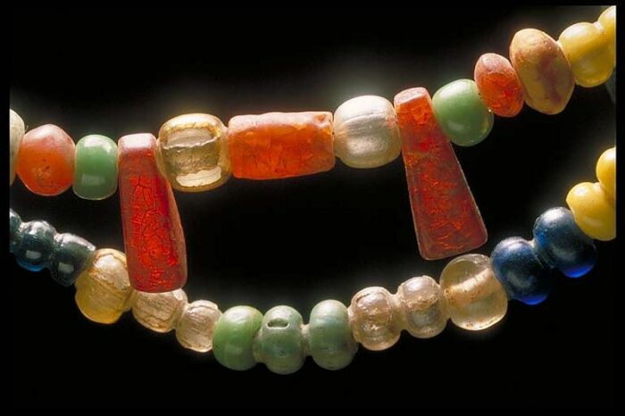 Ожерелье из стеклянных бусин (простых и фольгированных), янтарных подвесок и сердоликовой бусины. Фото: wiki.vikingsonline.org.uk.