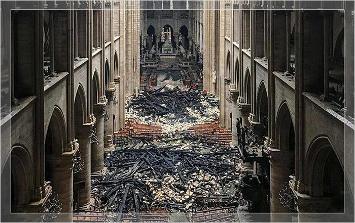 Внутри собора Нотр-Дам после пожара.