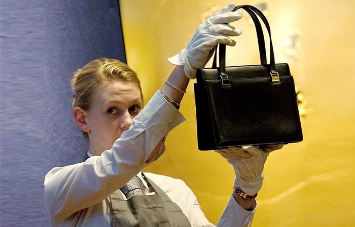В 2011 году легендарная сумка Asprey, принадлежащая Тэтчер ушла с молотка примерно за 40 тысяч долларов.