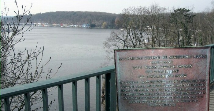 Мемориальная табличка в честь подвига советских лётчиков на мосту озера Штёссензее. /Фото: i.pinimg.com