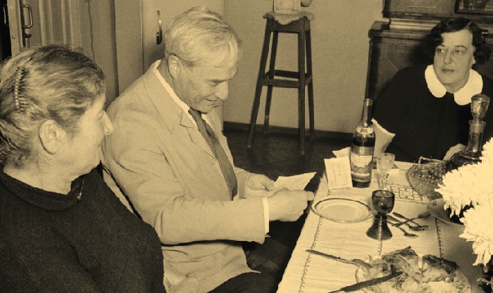 Борис Пастернак читает телеграмму о присуждении ему Нобелевской премии. Переделкино, 24 октября 1958 года