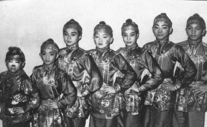 Семь везунчиков Школы пекинской оперы гастролировали с выступлениями по театрам Гонконга и зарубежья