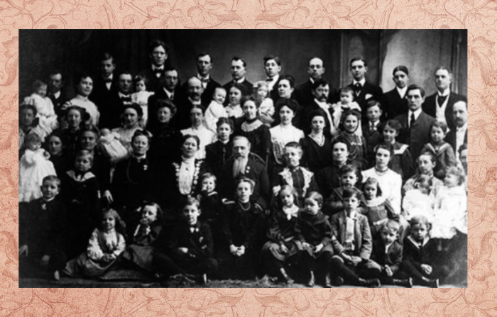 Считается, что на этом снимке семья Васильевых, но фотографию в XVIII веке ещё не изобрели.