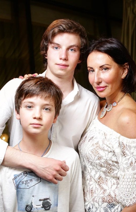 Алика Смехова с сыновьями. / Фото: www.lisa.ru