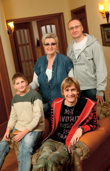 Татьяна Устинова с мужем и сыновьями. / Фото: www.lisa.ru