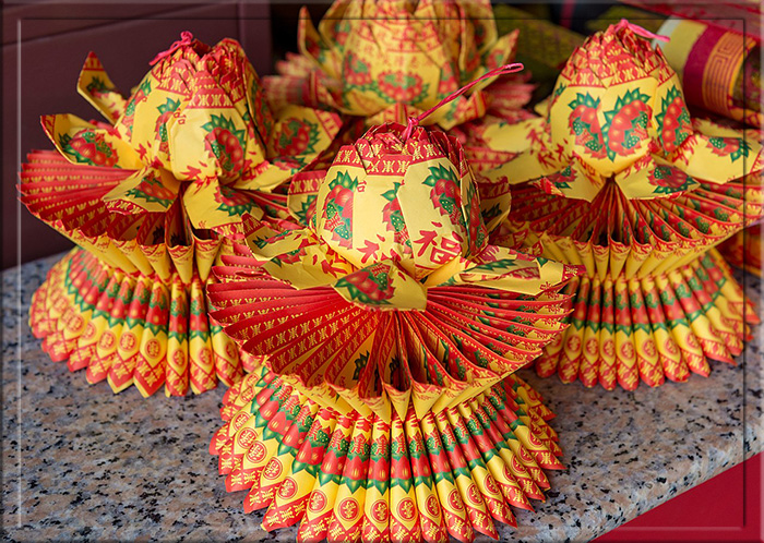 Бумажные цветы лотоса, сделанные в технике чжижа, выставлены на продажу.