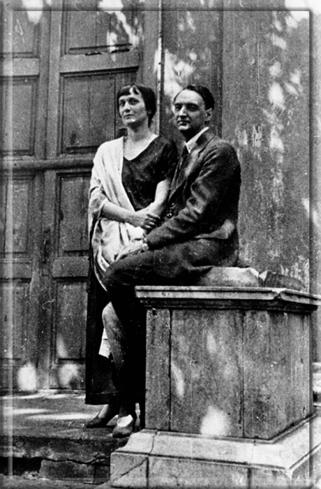 Анна Ахматова и Николай Пунин во дворе Фонтанного дома. Фотография Павла Лукницкого. Ленинград, 1927 год.