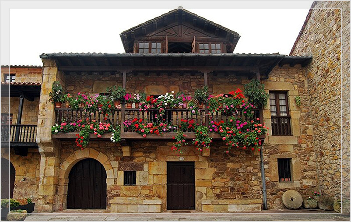 Город Льерганес славится своими каменными домами с резными балконами, которые уставлены горшками с чудесными цветами.