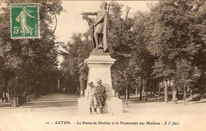 Статуя Дивитиаку в Отене, Франция. Она была построена в 1893 году и разрушена в 1942 году. Фото: wikipedia.org.