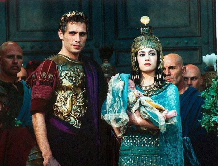 Юлий Цезарь и Клеопатра (кадр из фильма: Цезарь). Фото: mafab.hu.