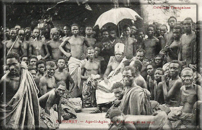 Аголи-Агбо (сидит в центре), марионеточный правитель, поставленный французами в 1894 году.