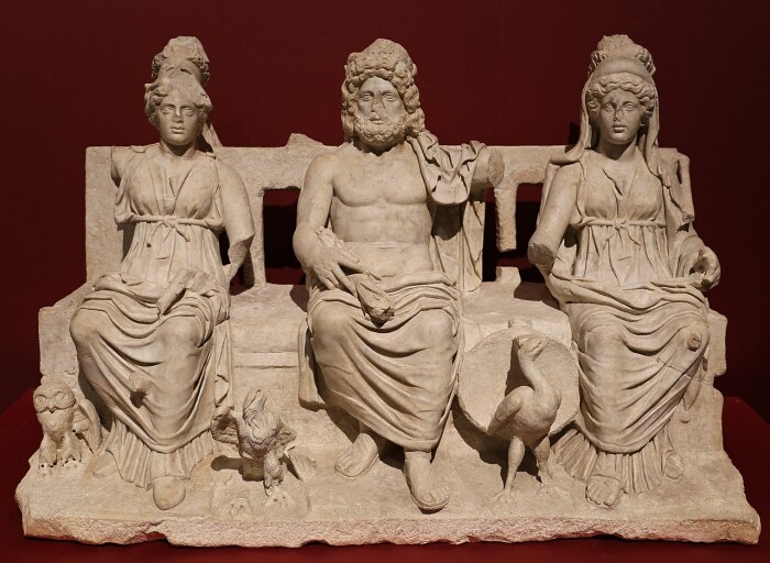 Слева направо: Капитолийская триада — Минерва, Юпитер и Юнона. Фото: wikipedia.org.
