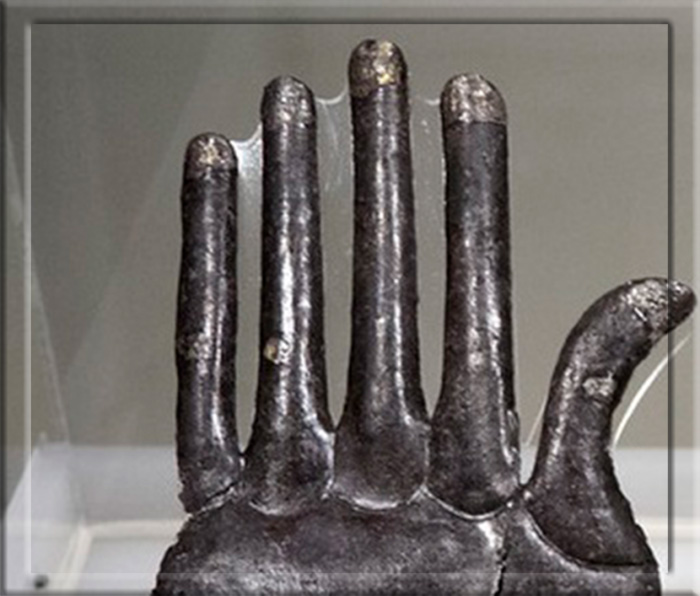 Золотая деталь на кончиках пальцев левой руки, знак знатной женщины, достатка и богатства. 
