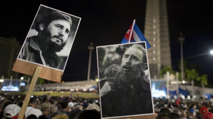 Скорбящие собираются в Гаване после смерти своего лидера. Фото: ichef.bbci.co.uk.