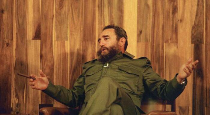 Фидель Кастро сидит с сигарой в руке, 1978 год. Фото: misiones.cubaminrex.cu.