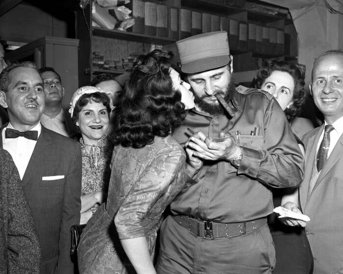 19-летняя девушка целует Кастро, когда он даёт автограф для её коллекции. Фото: buzzfeed.com.