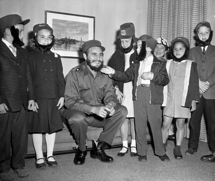 Фидель Кастро среди детей, восхищающихся его бородой. Фото: cdn.history.com.