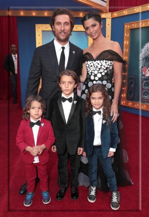 Мэтью МакКонахи, Камила Алвес и их дети на премьере фильма «Пой» в Лос-Анджелесе, Калифорния, 2016 год.