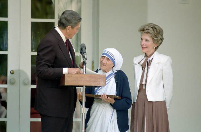 Президент США Рейган вручает матери Терезе медаль Свободы. Церемония в Белом доме, 20 июня 1985 года. Фото: wikipedia.org.