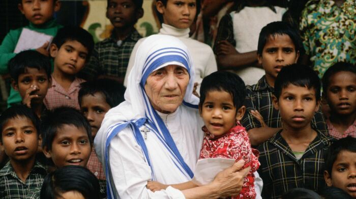 Мать Тераза в окружении детей во время одной из своих миссий. Фото: res.cgvdt.vn.